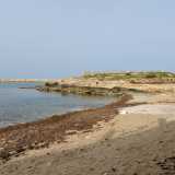 La piccola baia � caratterizzata da un stretta striscia di sabbia...
